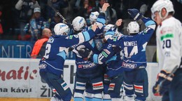 Hokejisti Nitry oslavujú majstrovský titul v sezóne Tipos extraligy 2023/24