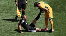 Nemecký rozhodca Felix Zwayer mal kŕče v zápase USA - Austrália