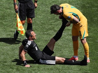 Nemecký rozhodca Felix Zwayer mal kŕče v zápase USA - Austrália