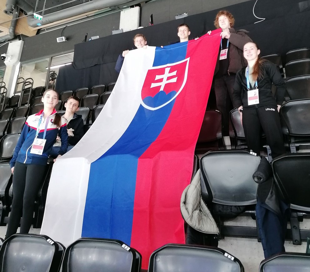 Členovia slovenského tímu fandia Lucii Štefanovovej a Jacopovi Boerisovi počas rytmických tancov na MS juniorov v krasokorčuľovaní.