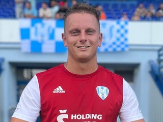 Matúš Paukner, hráč AC Nitra – futbal, s tromi loptami. Symbolizovali tri strelené góly. 