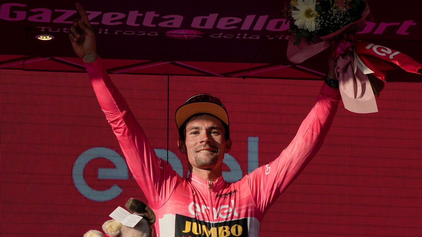 Primož Roglič v ružovom drese pre víťaza Giro d'Italia.