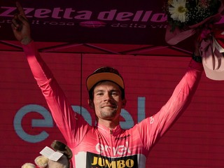 Primož Roglič v ružovom drese pre víťaza Giro d'Italia.