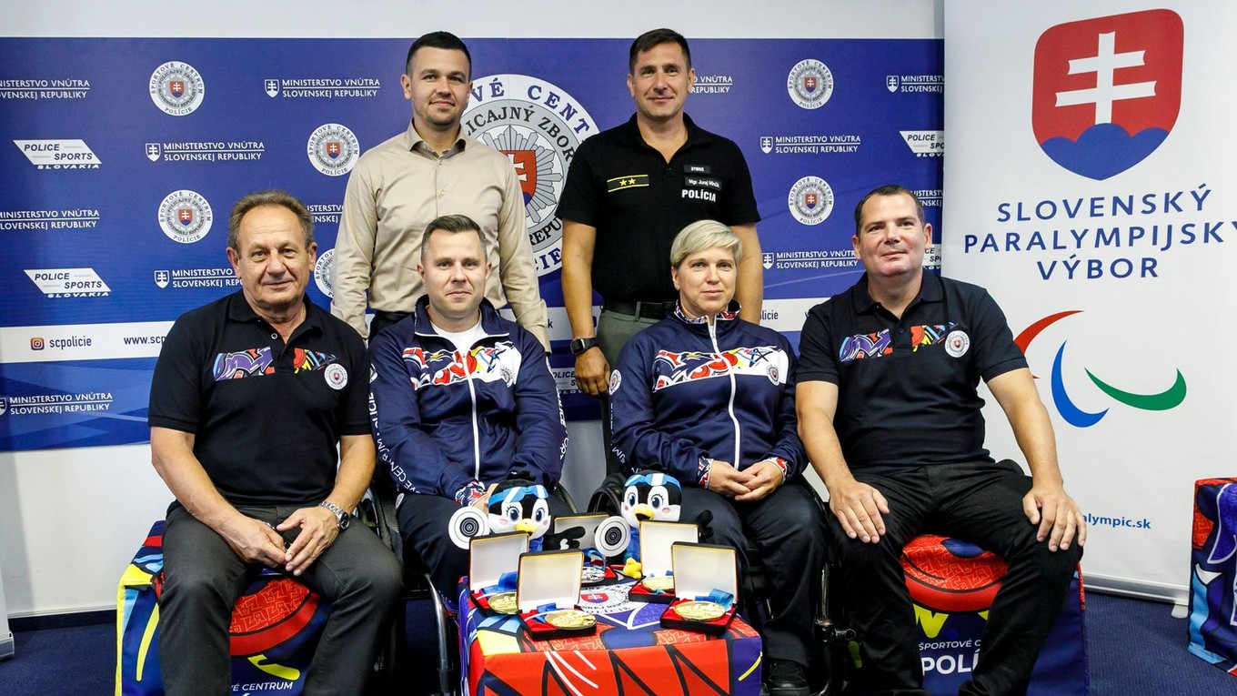 Zľava tréner parastrelca Radoslava Malenovského Dušan Malenovský, predseda Slovenského paralympijského výboru Tomáš Varga, slovenský parastrelec Radoslav Malenovský, riaditeľ Športového centra polície Juraj Minčík, slovenská parastrelkyňa Veronika Vadovičová a jej tréner Milan Goleňa