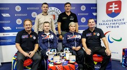 Zľava tréner parastrelca Radoslava Malenovského Dušan Malenovský, predseda Slovenského paralympijského výboru Tomáš Varga, slovenský parastrelec Radoslav Malenovský, riaditeľ Športového centra polície Juraj Minčík, slovenská parastrelkyňa Veronika Vadovičová a jej tréner Milan Goleňa