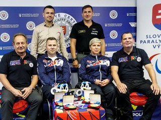 Zľava tréner parastrelca Radoslava Malenovského Dušan Malenovský, predseda Slovenského paralympijského výboru Tomáš Varga, slovenský parastrelec Radoslav Malenovský, riaditeľ Športového centra polície Juraj Minčík, slovenská parastrelkyňa Veronika Vadovičová a jej tréner Milan Goleňa