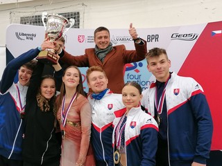 Víťazný tím Slovenska na majstrovstvách štyroch krajín v krasokorčuľovaní. 