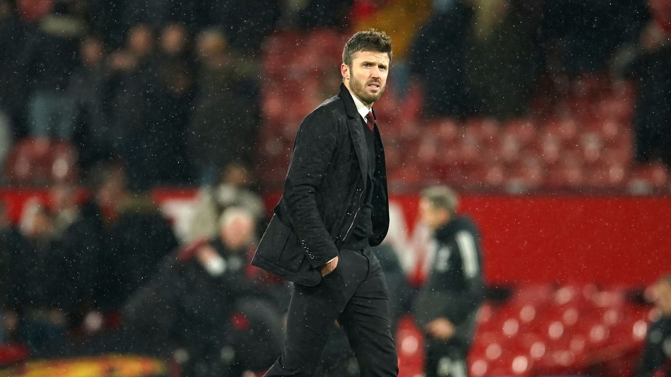 Na archívnej snímke z 2. decembra 2021 v Manchestru dočasný tréner Manchestru United Michael Carrick kráča po zápase anglickej Premier League proti Arsenalu.