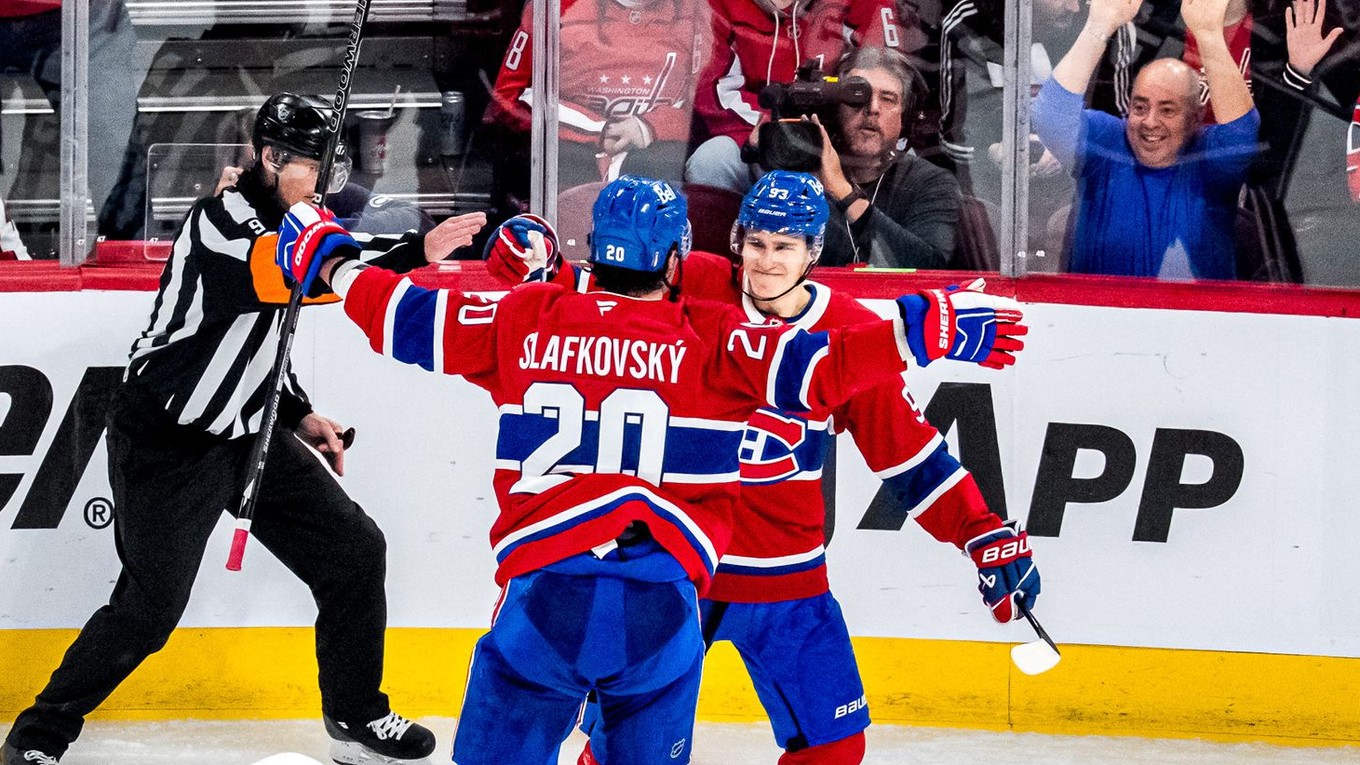 Juraj Slafkovský oslavuje gól Montrealu s Ivanom Demidovom.