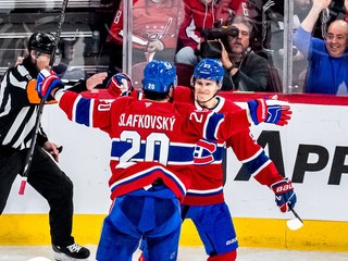 Juraj Slafkovský oslavuje gól Montrealu s Ivanom Demidovom.