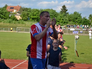 Roman Konečný ďakuje divákom po poslednom zápase kariéry v drese TJ Iskra Holíč.