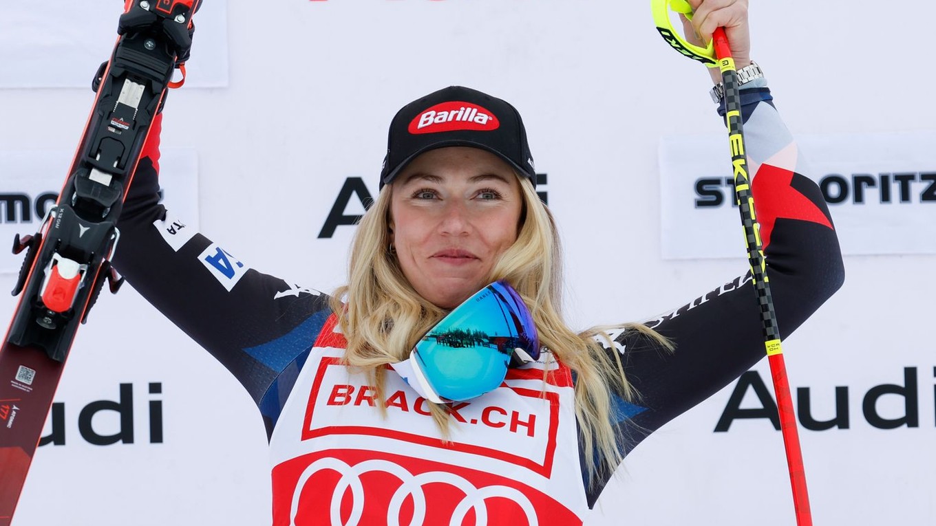 Americká lyžiarka Mikaela Shiffrinová po triumfe v zjazde vo švajčiarskom St. Moritzi.