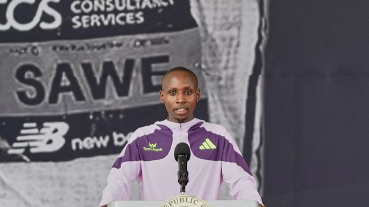 Kenský bežec Sabastian Sawe hovorí počas stretnutia s kenským prezidentom Williamom Rutom.