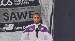 Kenský bežec Sabastian Sawe hovorí počas stretnutia s kenským prezidentom Williamom Rutom.