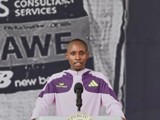 Kenský bežec Sabastian Sawe hovorí počas stretnutia s kenským prezidentom Williamom Rutom.