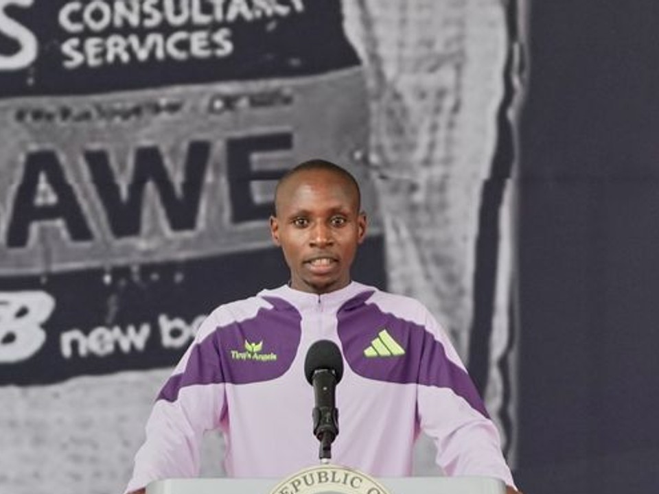 Kenský bežec Sabastian Sawe hovorí počas stretnutia s kenským prezidentom Williamom Rutom.