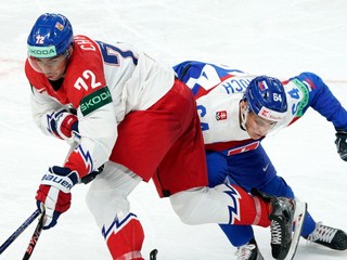 Český útočník Filip Chytil v súboji so slovenským obrancom Patrikom Kochom na MS v hokeji 2023.