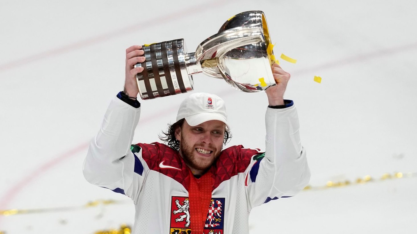 Český útočník David Pastrňák oslavuje zisk titulu na MS v hokeji 2024.