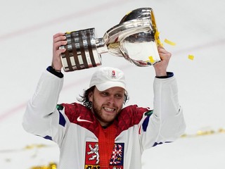 Český útočník David Pastrňák oslavuje zisk titulu na MS v hokeji 2024.