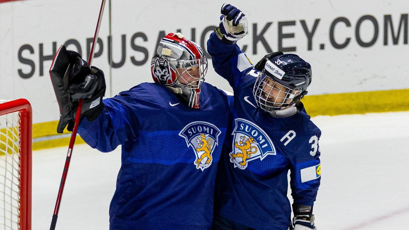 Fínske hokejistky sa tešia z postupu do semifinále na MS v hokeji žien 2024. 