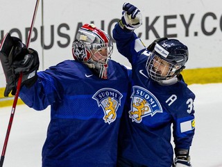 Fínske hokejistky sa tešia z postupu do semifinále na MS v hokeji žien 2024. 