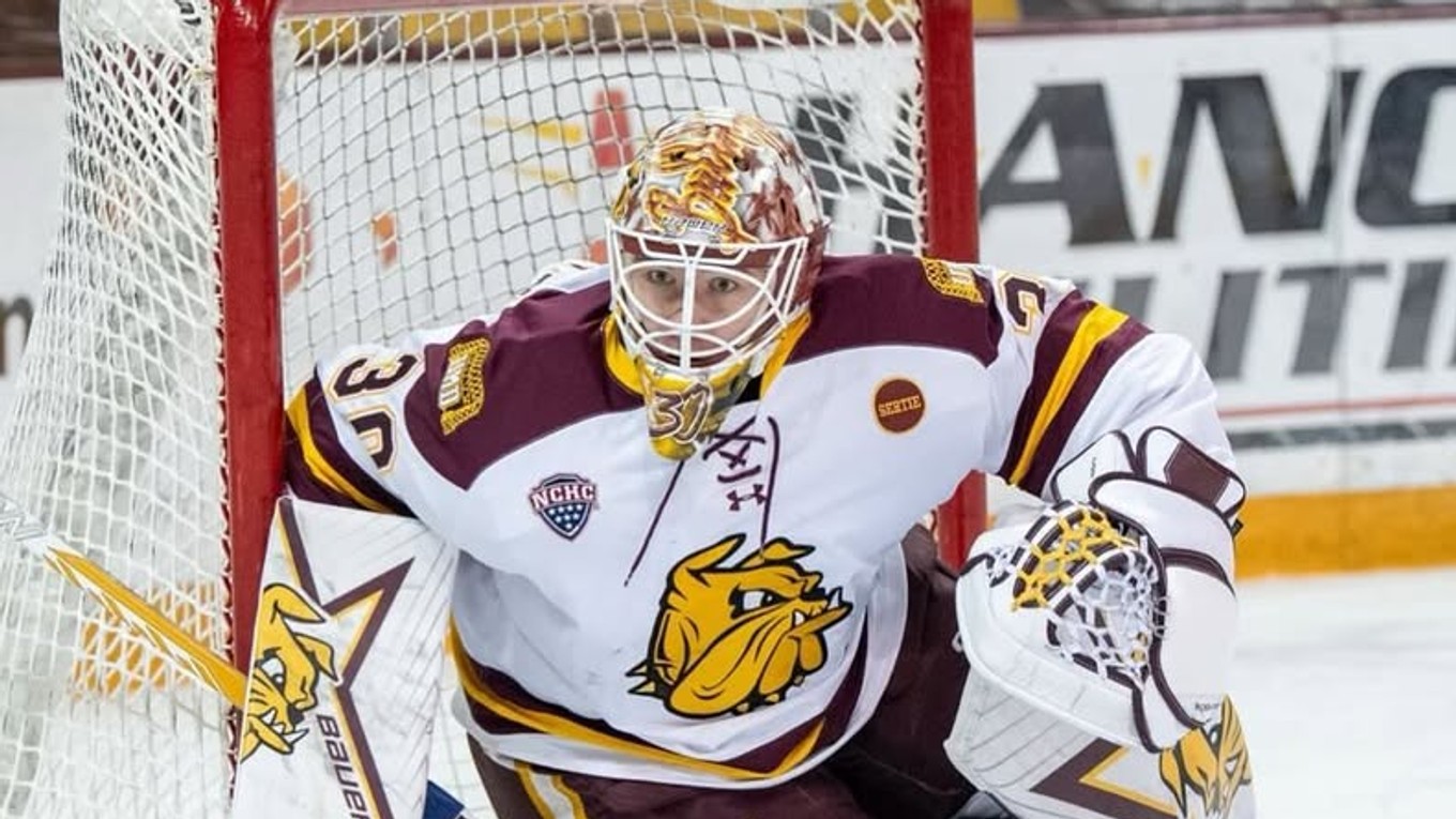 Adam Gajan v bránke UMD Bulldogs. 