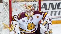 Adam Gajan v bránke UMD Bulldogs.