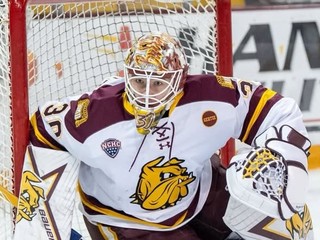 Adam Gajan v bránke UMD Bulldogs.