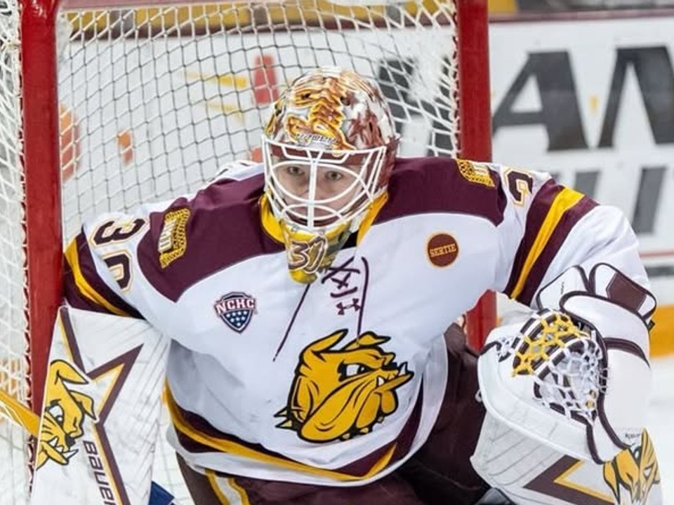 Adam Gajan v bránke UMD Bulldogs.