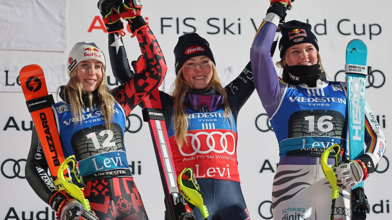 Trojica najlepších lyžiarok v úvodnom slalome v Levi. Zľava - druhá Lara Colturi, prvá Mikaela Shiffrinová, tretia Emma Aicherová.