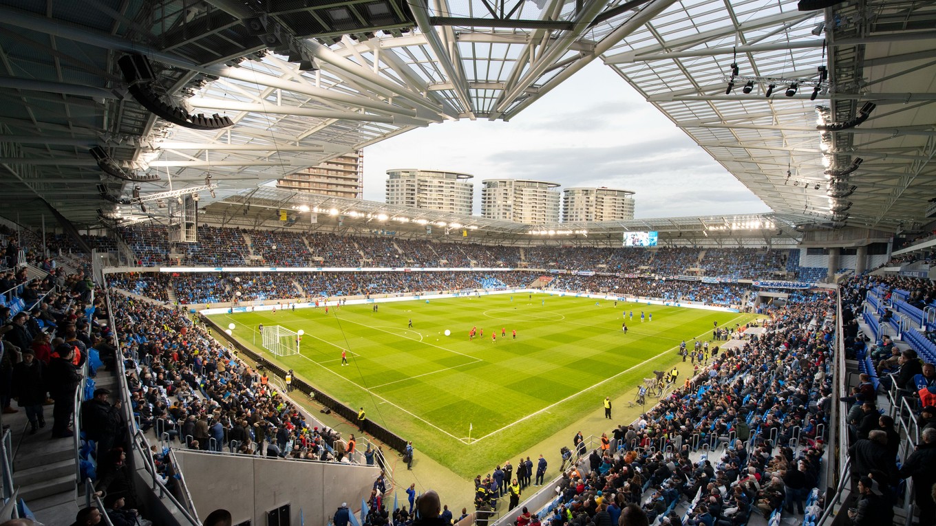 Štadión Tehelné Pole v Bratislave a fanúšikovia.