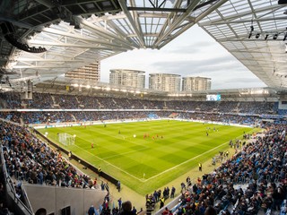 Štadión Tehelné Pole v Bratislave a fanúšikovia.