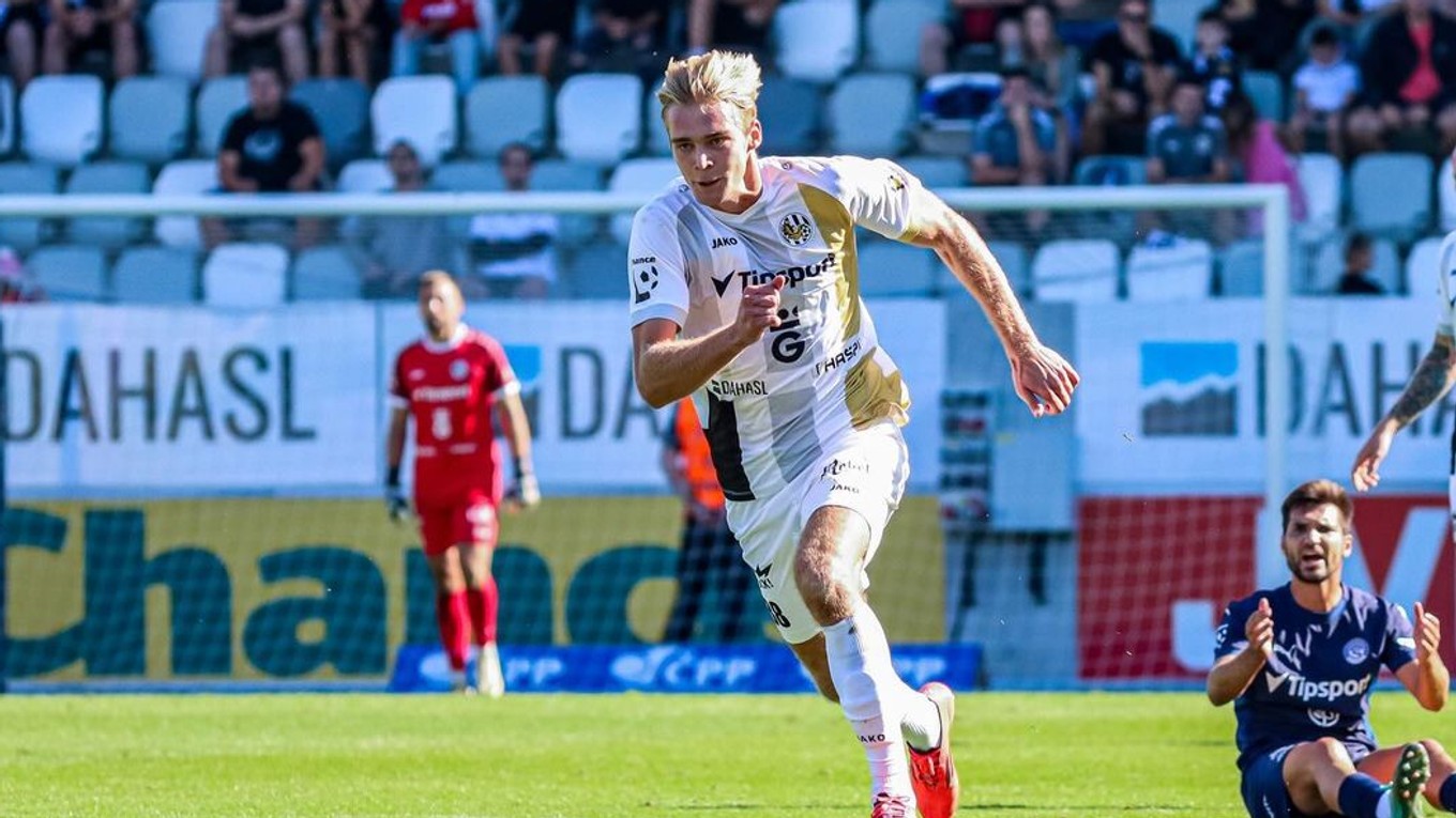 Slovenský futbalista Adam Griger pri premiére v českej lige. 