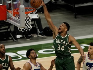 Giannis Antetokounmpo v zápase Milwaukee - Philadelphia.