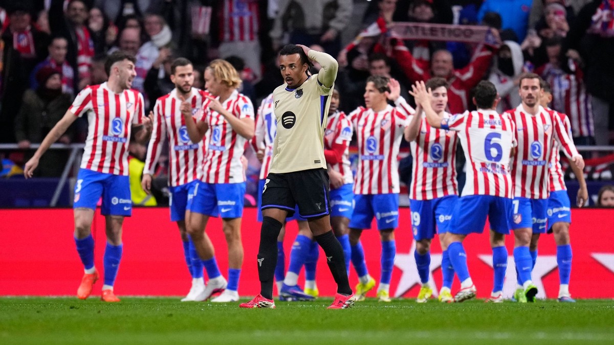 Slovenský futbalsta Atletica Madrid Dávid Hancko (druhý zľava) sa teší so spoluhráčmi z gólu