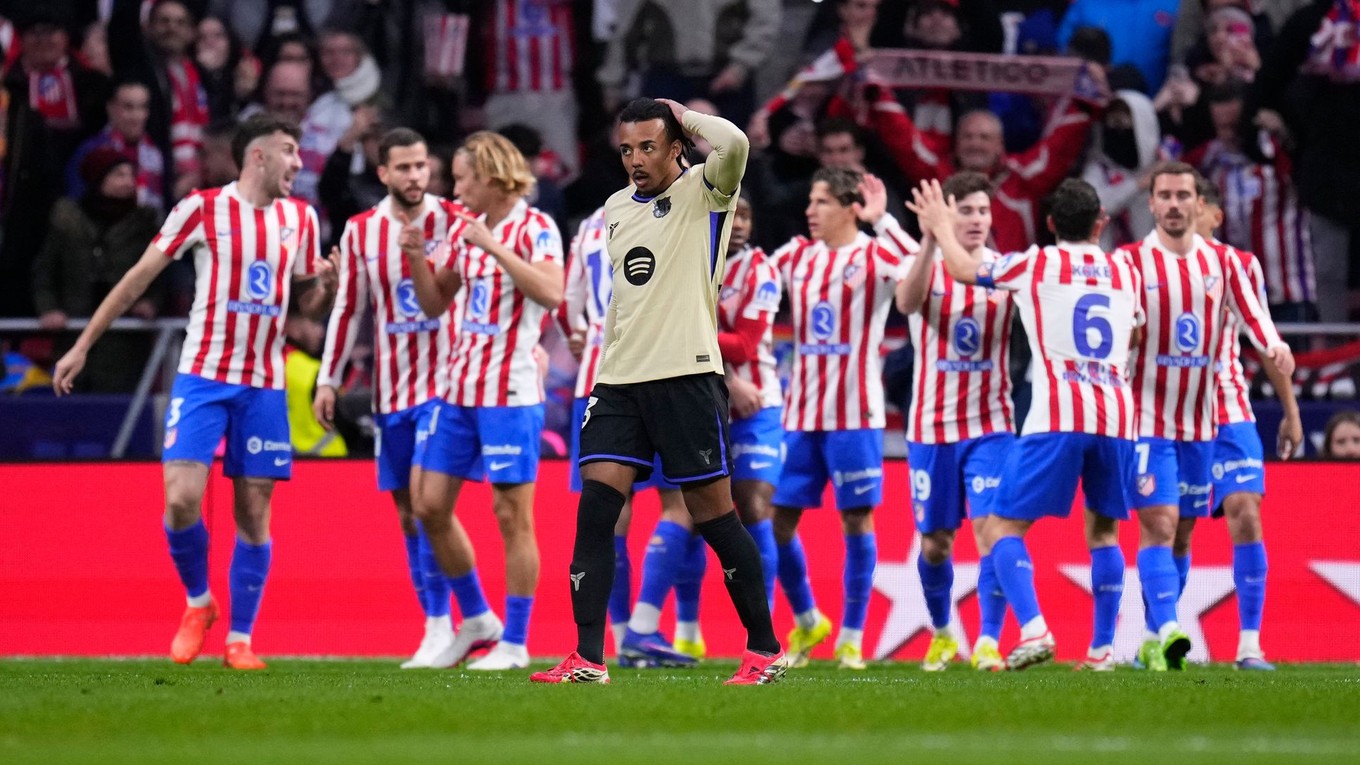 Slovenský futbalsta Atletica Madrid Dávid Hancko (druhý zľava) sa teší so spoluhráčmi z gólu
