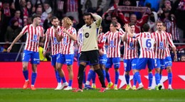 Slovenský futbalsta Atletica Madrid Dávid Hancko (druhý zľava) sa teší so spoluhráčmi z gólu