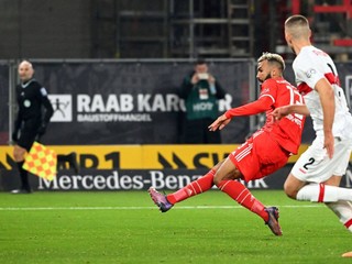 Eric Maxim Choupo-Moting (vľavo) strieľa gól v zápase VfB Stuttgart - Bayern Mníchov.