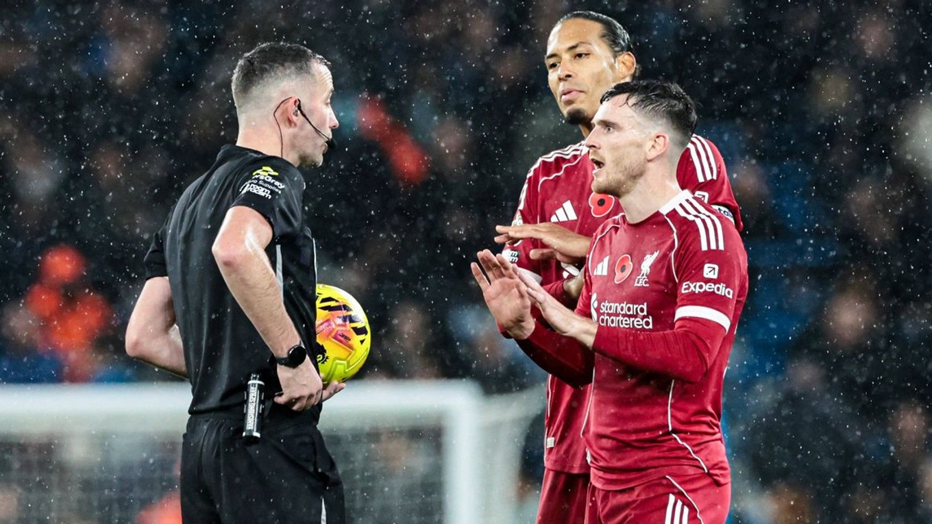 Andrew Robertson (26) a Virgil van Dijk v debate s rozhodcom Chrisom Kavanaghom.