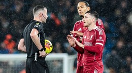 Andrew Robertson (26) a Virgil van Dijk v debate s rozhodcom Chrisom Kavanaghom.