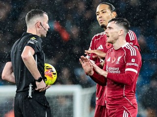 Andrew Robertson (26) a Virgil van Dijk v debate s rozhodcom Chrisom Kavanaghom.