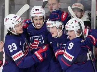 Američania sa tešia po strelenom góle v zápase o bronz Švédsko - USA na MS v hokeji do 20 rokov 2023.