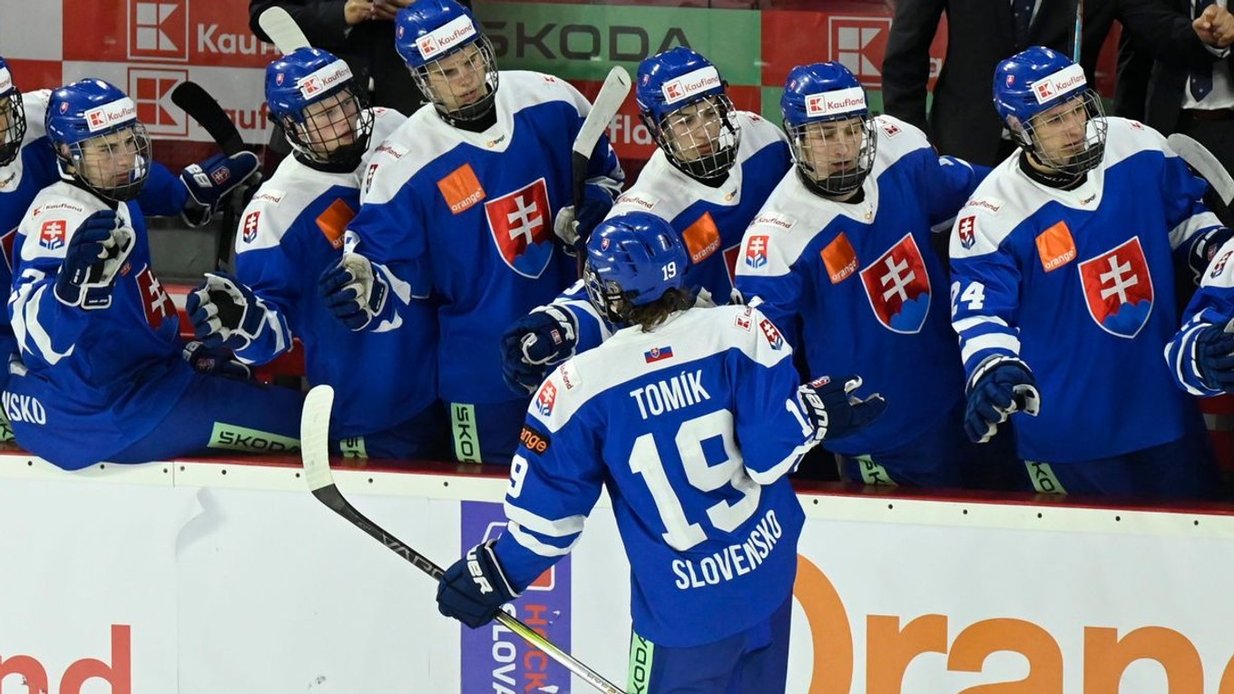 Tobias Tomík sa teší z gólu do siete Nemecka na turnaji Hlinka Gretzky Cup. 