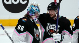Andrej Vasilevskij (vľavo) a Alexander Barkov počas zápasu hviezd.