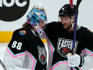 Andrej Vasilevskij (vľavo) a Alexander Barkov počas zápasu hviezd.