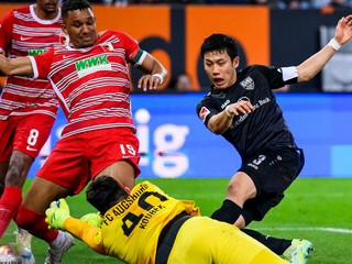 Futbalista Stuttgartu Wataru Endo strieľa gól do siete Augsburgu.