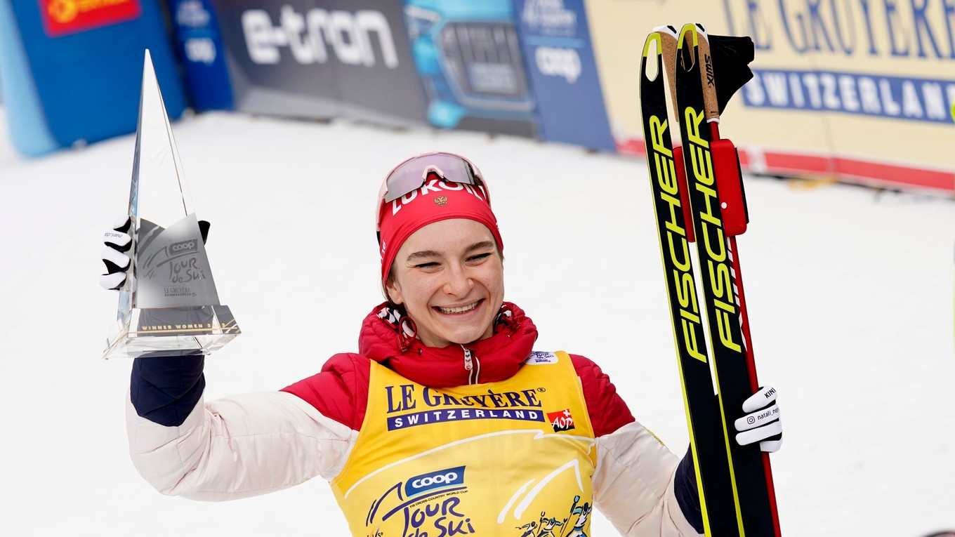 Ruska Natalia Nepriajevová pózuje s trofejou celkovej víťazky v Tour de Ski v behu na lyžiach v talianskom Val di Fieme v utorok 4. januára 2022.