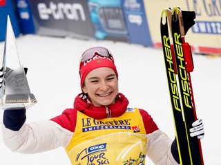 Ruska Natalia Nepriajevová pózuje s trofejou celkovej víťazky v Tour de Ski v behu na lyžiach v talianskom Val di Fieme v utorok 4. januára 2022.