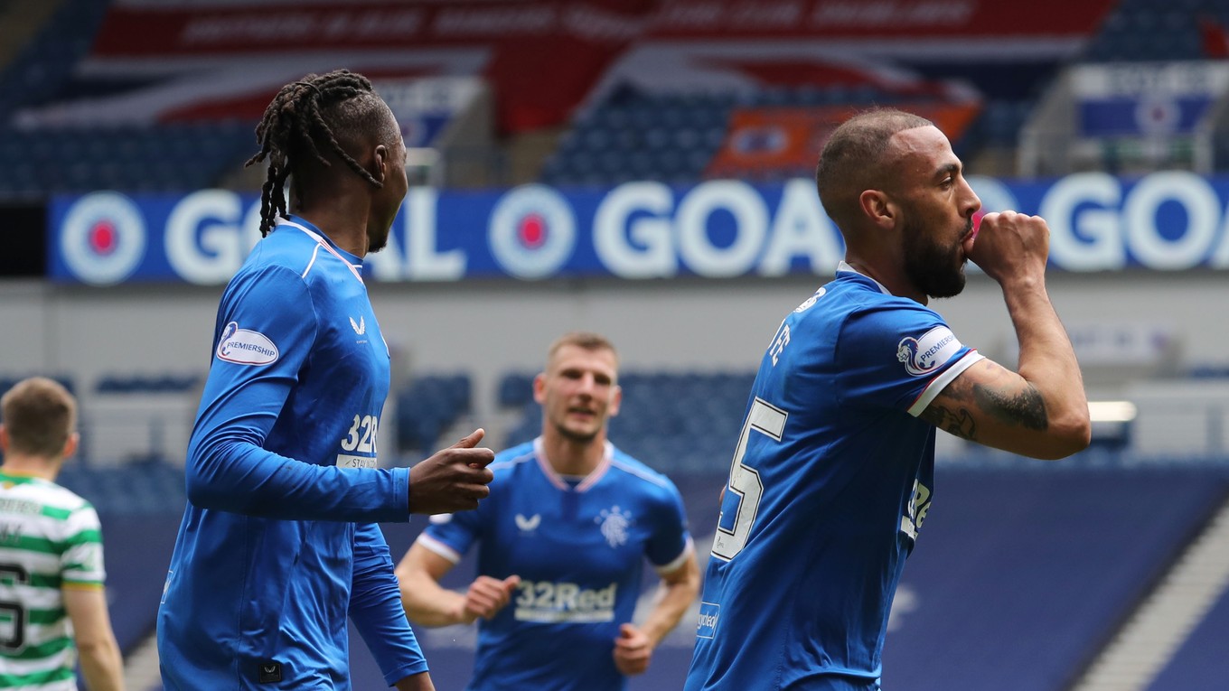 Útočník Glasgow Rangers Kemar Roofe oslavuje gól do siete veľkého rivala.