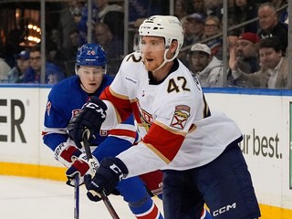 Obranca Floridy Gustav Forsling a útočník New Yorku Rangers Kaapo Kakko v zápase play-off NHL.